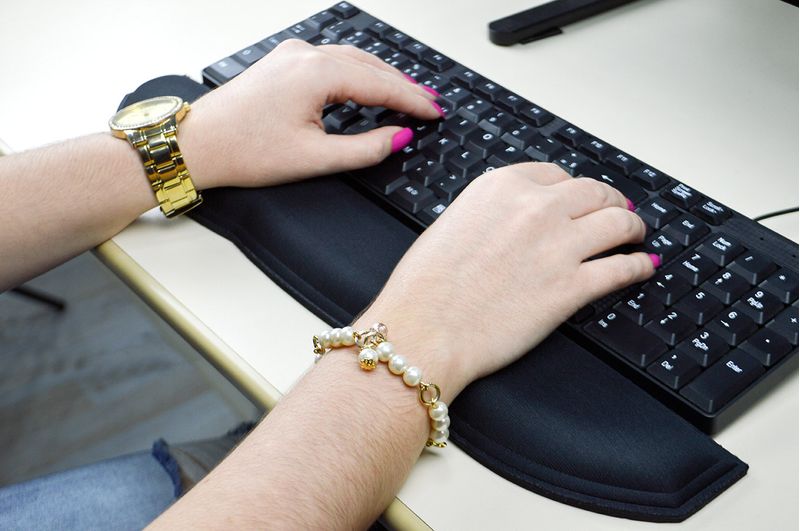 apoio-ergonomico-para-digitacao-confort-reliza